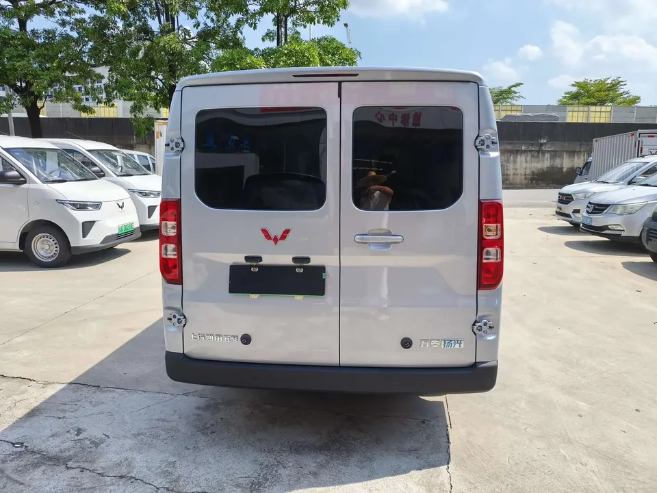 Wuling Yangguang Wuling Yangguang 2025 400km Comfortable 6-seater Coach 2026 — миниатюра 2