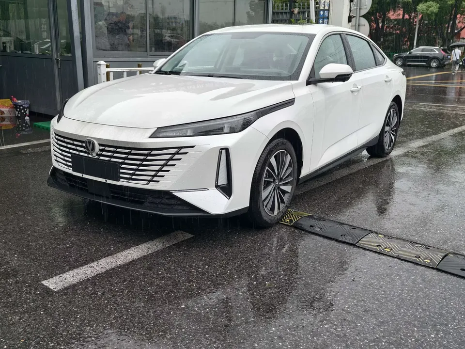 Changan Eado PHEV Eado PHEV 2025 Smart New Blue Whale 145KM Battleship Edition 2026 — photo 1, buy with delivery to Moscow