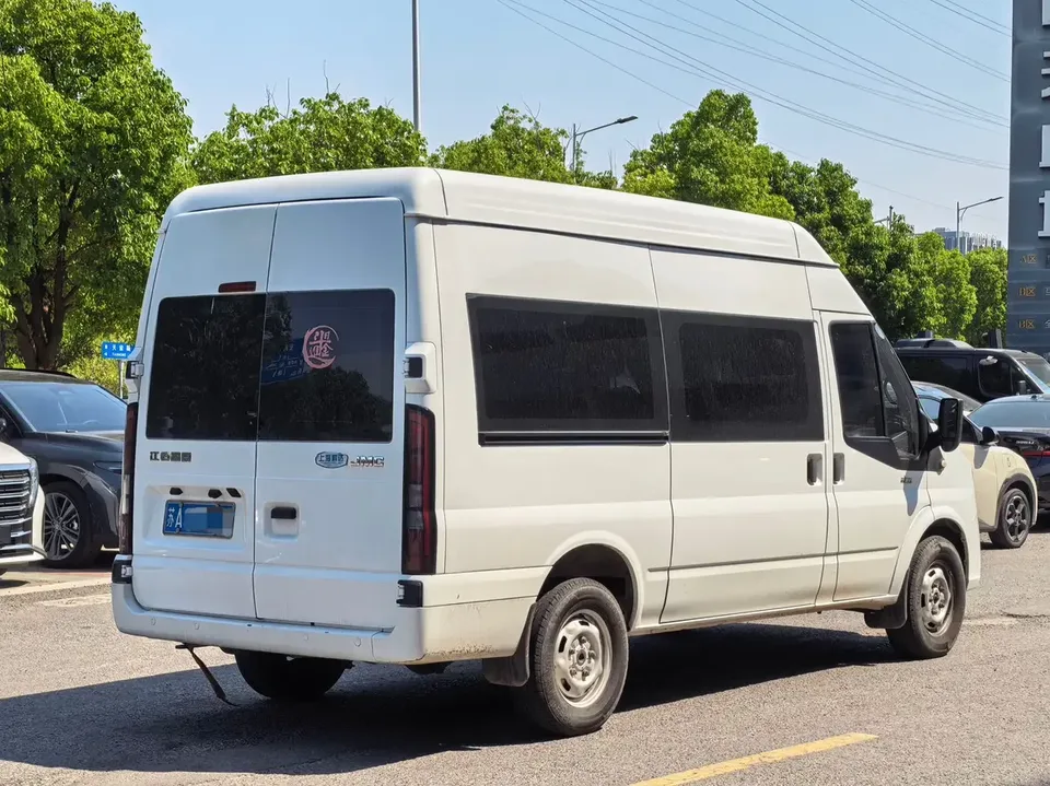 Jiangling Fushun Fushun 2023 2.0T manual diesel short-axle medium-high roof passenger version business type 7 seats (non-operating) 2024 — thumbnail 2