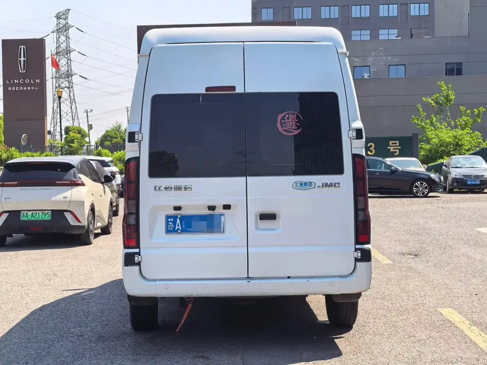 Jiangling Fushun Fushun 2023 2.0T manual diesel short-axle medium-high roof passenger version business type 7 seats (non-operating) 2024 — thumbnail 4