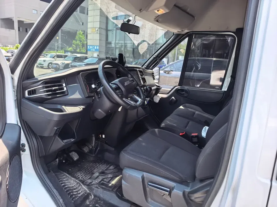 Jiangling Fushun Fushun 2023 2.0T manual diesel short-axle medium-high roof passenger version business type 7 seats (non-operating) 2024 — thumbnail 5