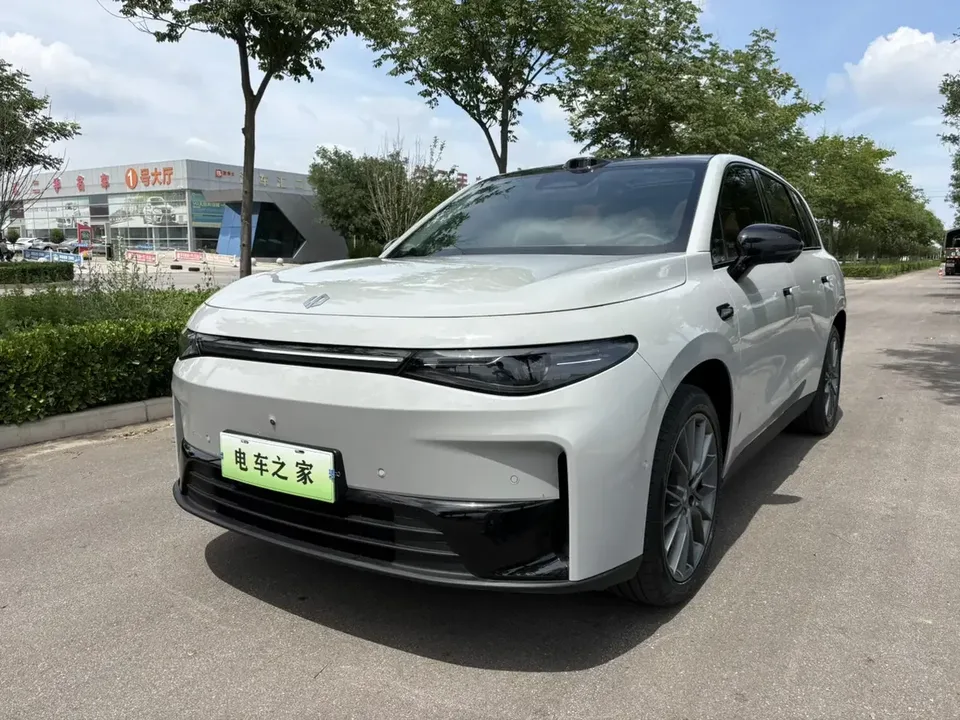 Leapmotor Zero running C10 Zero running C10 2026 Pure electric version 605 LiDAR version 2025 — photo 1, buy with delivery to Moscow