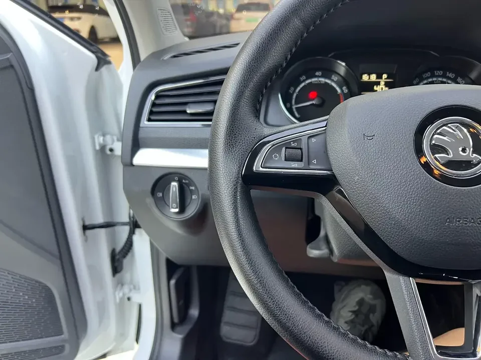 Skoda Comek Comek 2025 1.5L Automatic Comfort Edition 2024 — миниатюра 5