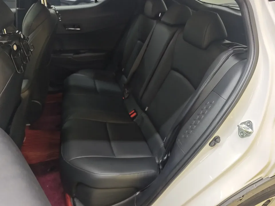 Toyota C-HR Hybrid Yize IZOA 2023 2.0L 20th Anniversary Platinum Edition 2024 — thumbnail 3