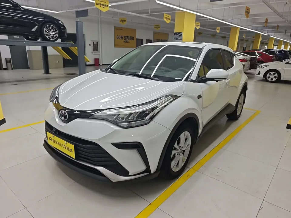 Toyota C-HR Hybrid Yize IZOA 2023 2.0L 20th Anniversary Platinum Edition 2024 — photo 1, buy with delivery to Moscow