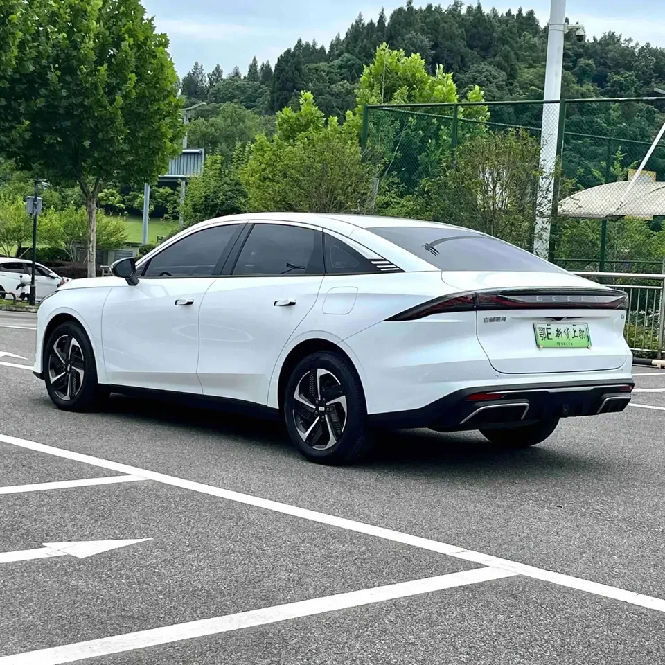 Geely Galaxy L6 Galaxy L6 2023 1.5T DHT 60km PLUS 2024 — thumbnail 4