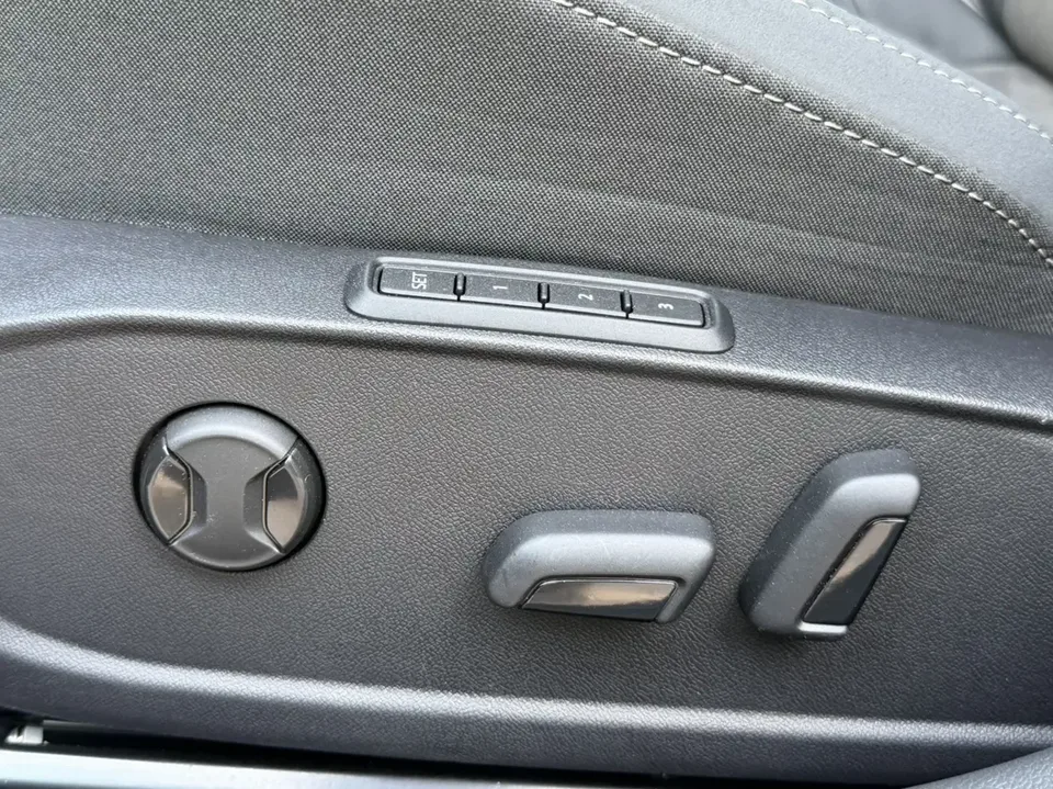 Volkswagen Golf golf 2023 280TSI DSG R-Line 20th Anniversary 2023 — thumbnail 5