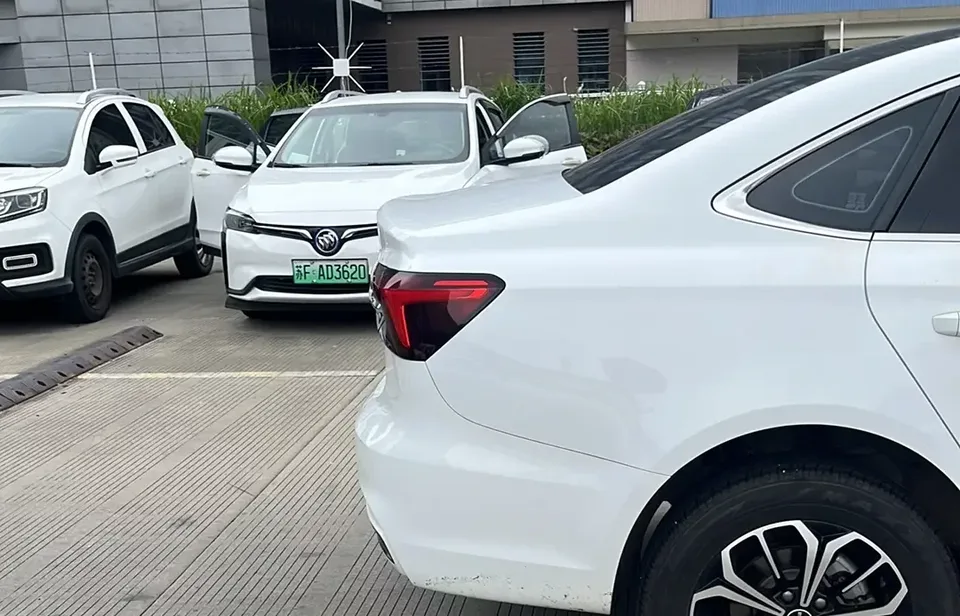 Roewe i6 MAX EV Roewe i6 MAX EV 2022 500 Skydome Ultimate Edition 2025 — thumbnail 3