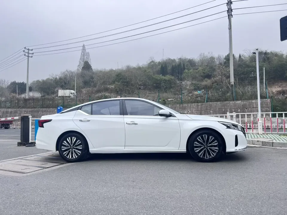 Nissan Altima Sound of nature 2022 2.0L XL-TLS Enjoy Edition 2023 — thumbnail 2