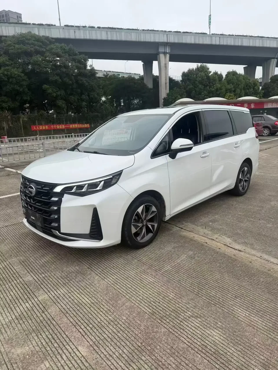 GAC Trumpchi M6 Trumpchi M6 2021 270T Automatic Deluxe Edition 7 Seaters 2022 — photo 1, buy with delivery to Moscow