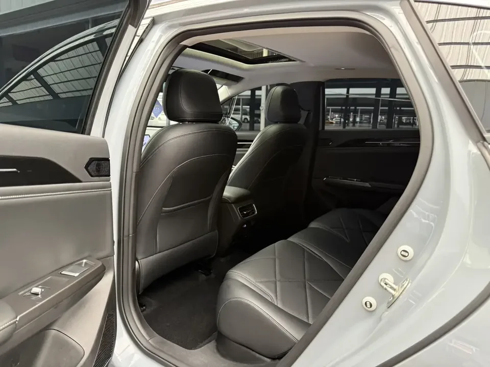 Geely Galaxy L6 Galaxy L6 2024 Longteng version 1.5T DHT 125km PLUS 2024 — thumbnail 4