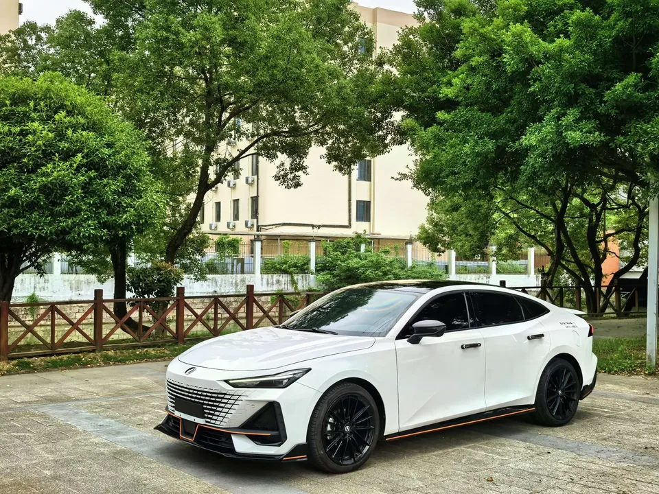 Changan UNI-V Changan UNI-V 2023 1.5T Sports Edition 2023 — photo 1, buy with delivery to Moscow