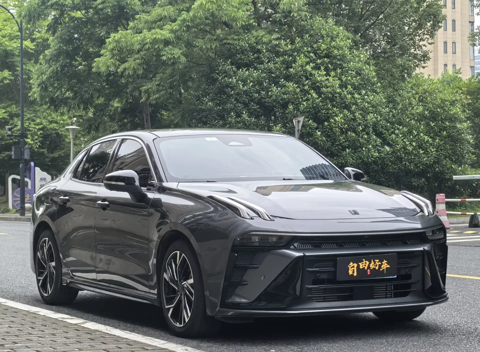 Lynk & Co 03 Lynk & Co 03 2025 1.5TD DCT Champion Edition Pro 2025 — photo 1, buy with delivery to Moscow