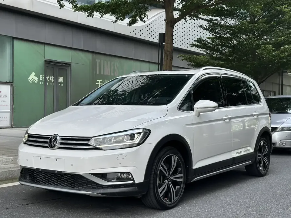 Volkswagen Touran L Touran L 2021 280TSI DSG 7-seater 2022 — photo 1, buy with delivery to Moscow