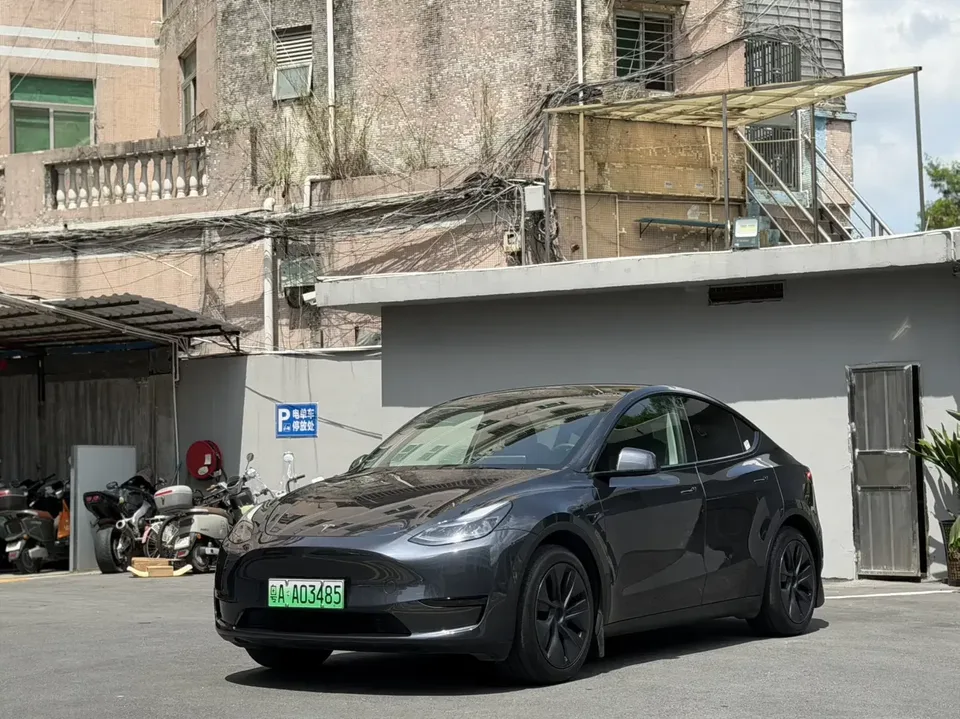 Tesla Model Y Model Y 2024 Rear-wheel drive 2024 — фото 1, купить с доставкой в Москву