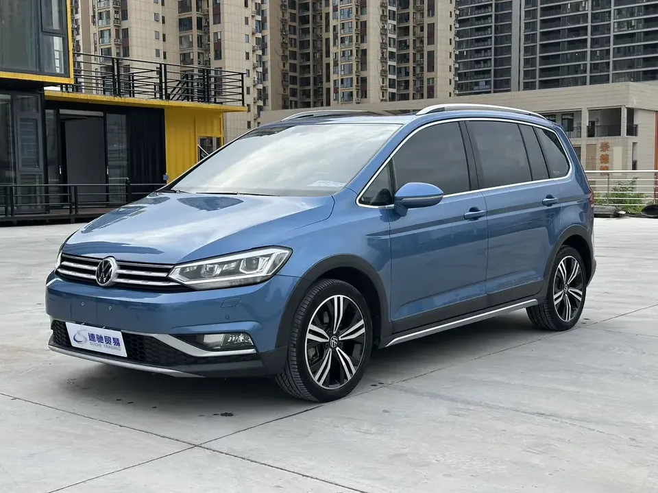 Volkswagen Touran L Touran L 2021 280TSI DSG Tuojie Deluxe Edition 7 Seaters 2022 — photo 1, buy with delivery to Moscow
