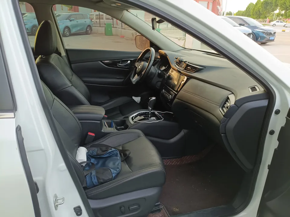 Nissan X-Trail Qijun 2023 Classic Edition 2.0L 2WD Smart Link Premium Edition 2023 — thumbnail 2