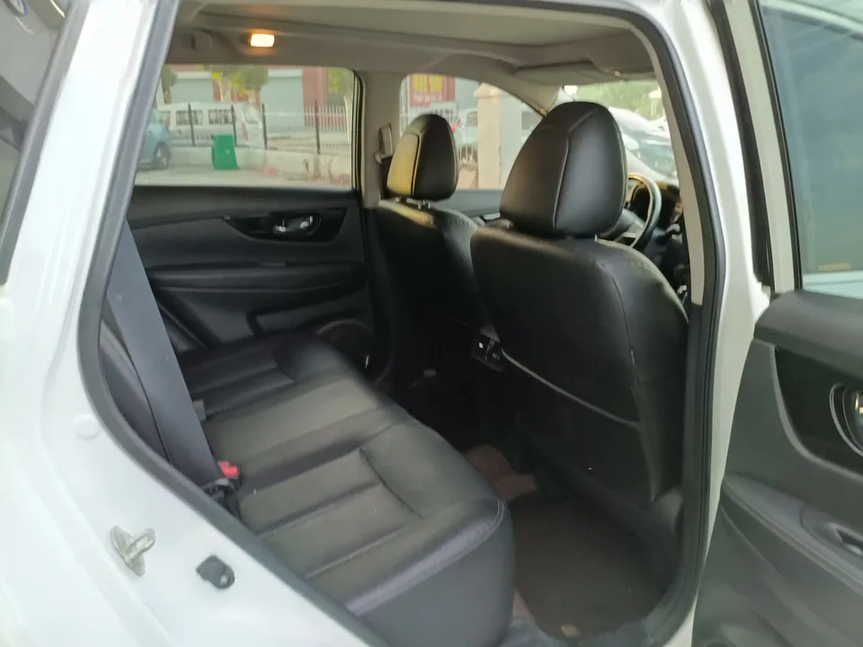 Nissan X-Trail Qijun 2023 Classic Edition 2.0L 2WD Smart Link Premium Edition 2023 — thumbnail 3