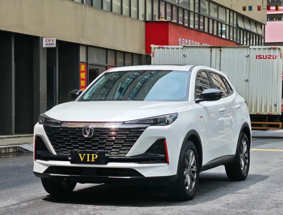 Changan CS55 Plus Changan CS55 PLUS 2023 Second generation 1.5T DCT light year version 2023 — photo 1, buy with delivery to Moscow