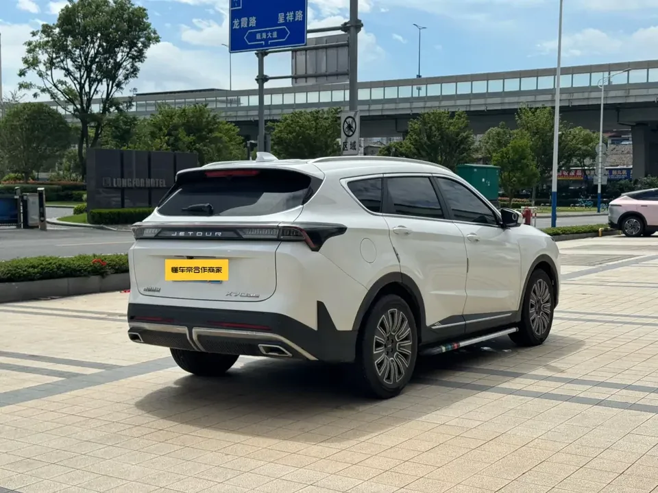 Jetour Jietu X70 PLUS Jietu X70 PLUS 2025 1.5T 6DCT Deluxe Edition 7 Seaters 2025 — thumbnail 2