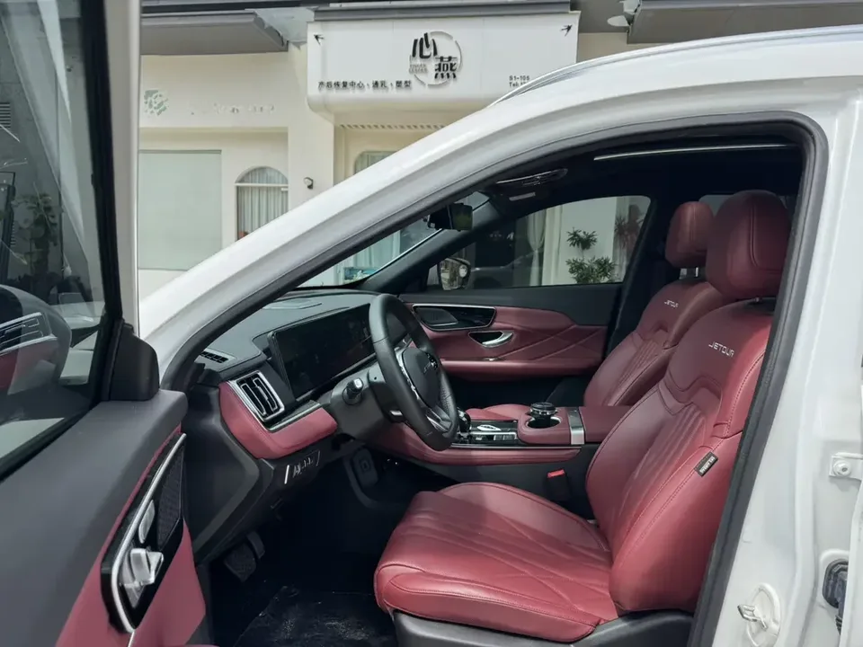 Jetour Jietu X70 PLUS Jietu X70 PLUS 2025 1.5T 6DCT Deluxe Edition 7 Seaters 2025 — thumbnail 3