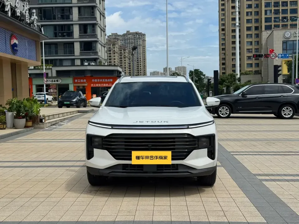Jetour Jietu X70 PLUS Jietu X70 PLUS 2025 1.5T 6DCT Deluxe Edition 7 Seaters 2025 — photo 1, buy with delivery to Moscow