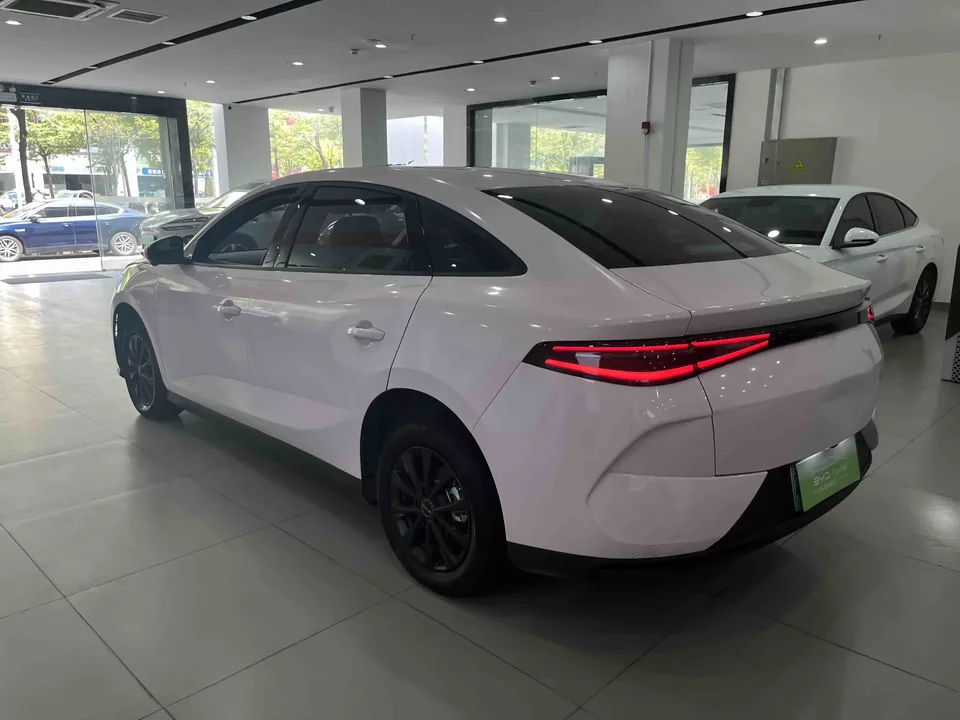 BYD e7 BYD e7 2025 520km Smart Edition 2025 — thumbnail 4