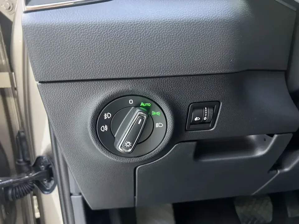 Skoda Karoq Korok 2022 TSI280 Premium Edition 2023 — thumbnail 5