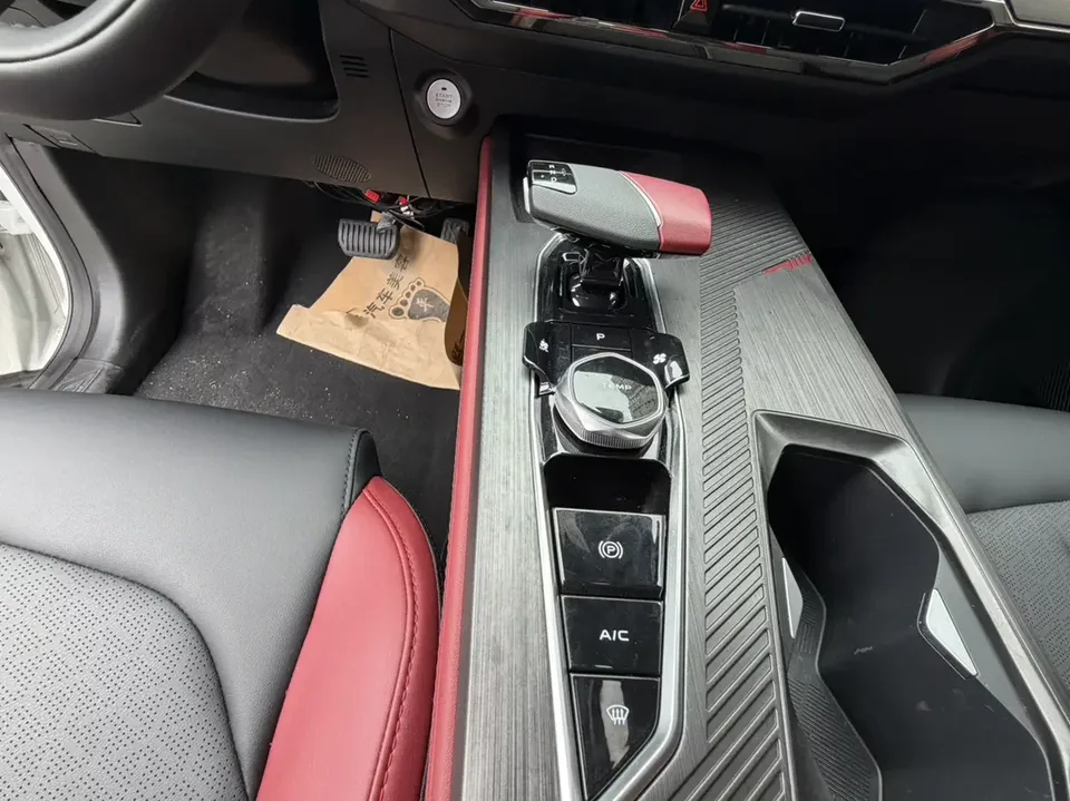 Oshan Changan Auchan Z6 Changan Auchan Z6 2023 Blue Whale 1.5T DCT Zhizun Edition 2024 — миниатюра 3
