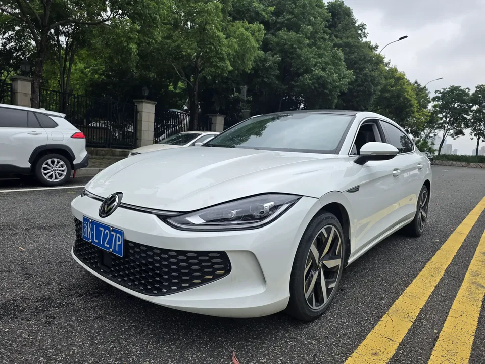 Volkswagen Lamando Lingdu 2023 Lingdu L 280TSI DSG Hot Edition 2024 — photo 1, buy with delivery to Moscow