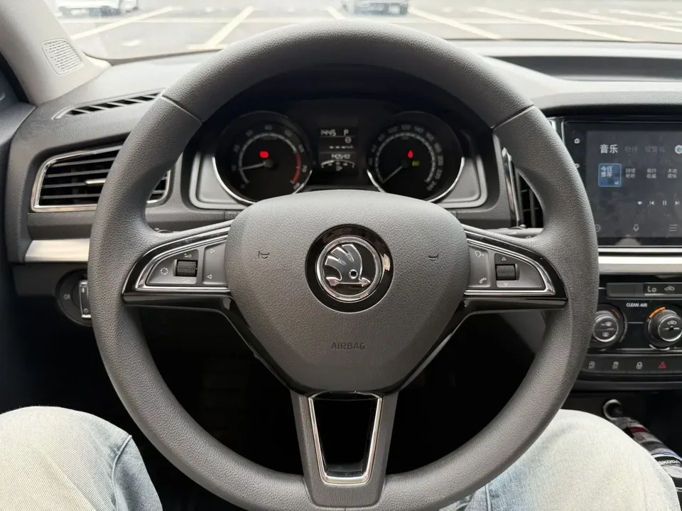 Skoda Comek Comek 2023 Modified 1.5L Automatic Comfort Edition 2023 — thumbnail 4
