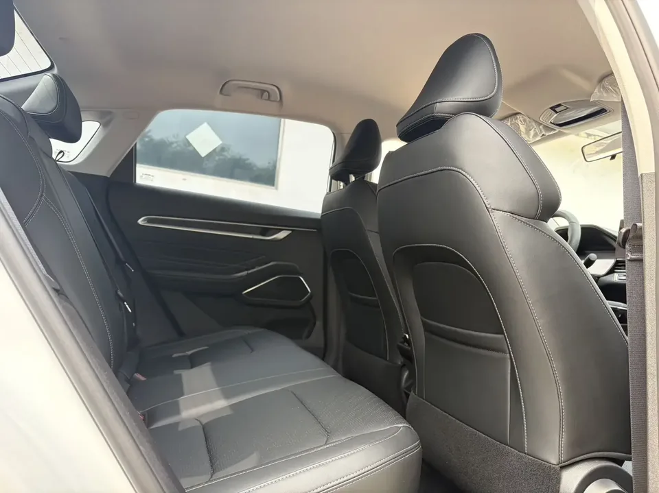 Geely Emgrand emgrand 2023 4th Generation Champion Edition 1.5L CVT Luxury 2023 — thumbnail 3
