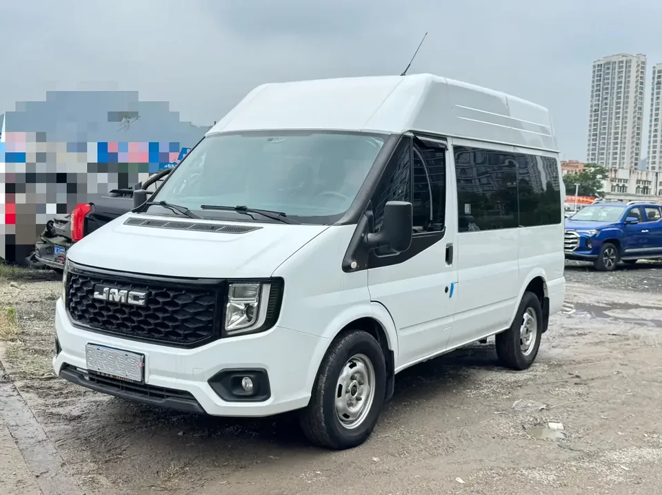 Jiangling Fushun Fushun 2022 2.0T diesel multi-purpose passenger car short-axle medium-high roof 6-seater JX4D20A6H 2023 — photo 1, buy with delivery to Moscow