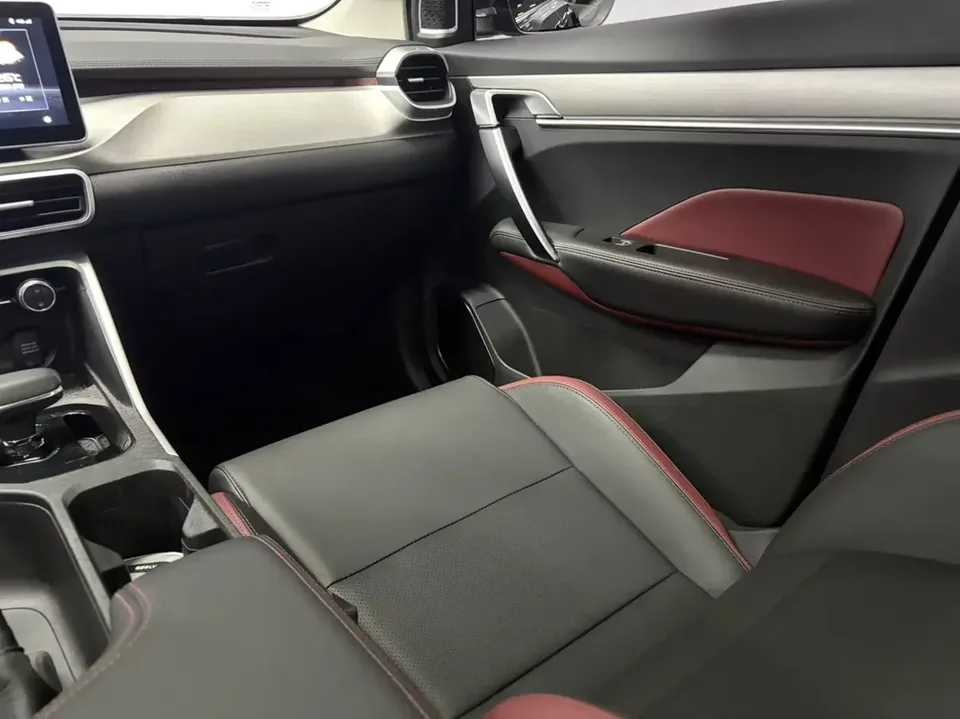 Geely Coolray SX11 Binyue 2021 240T DCT Platinum Edition 2023 — thumbnail 3