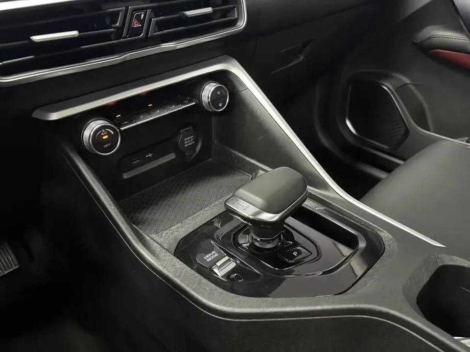 Geely Coolray SX11 Binyue 2021 240T DCT Platinum Edition 2023 — thumbnail 4