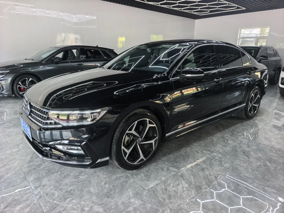 Volkswagen Magotan Magotan 2023 2 millionth anniversary edition 280TSI DSG leading model 2023 — photo 1, buy with delivery to Moscow