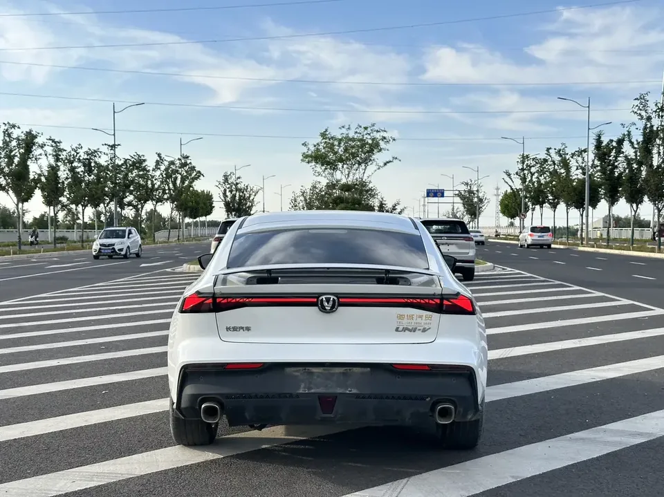 Changan UNI-V Changan UNI-V 2023 1.5T Premium 2024 — thumbnail 2