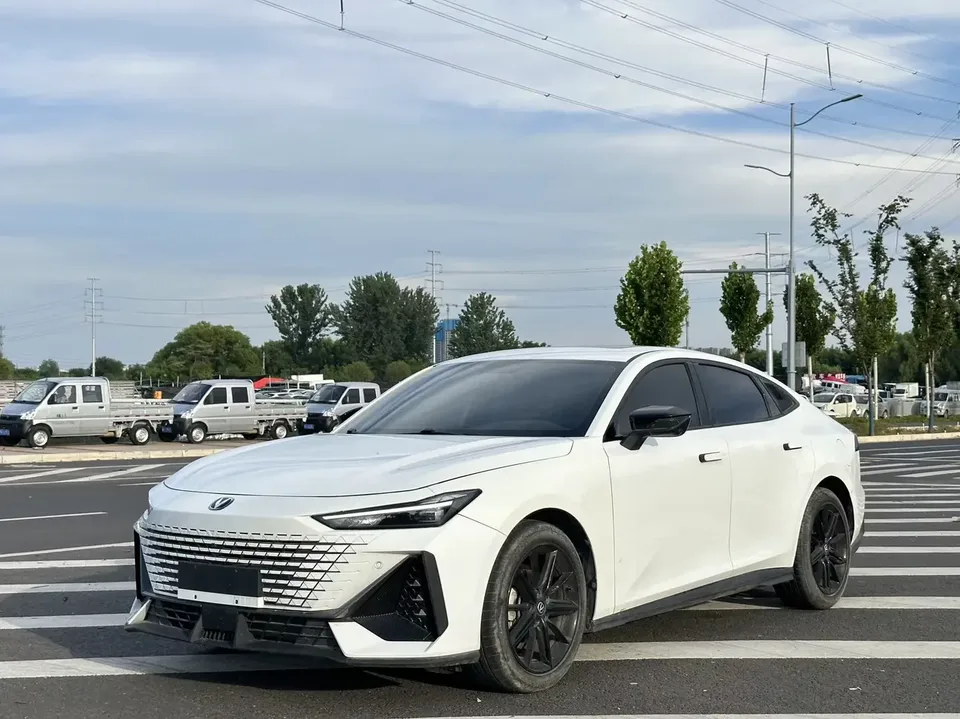 Changan UNI-V Changan UNI-V 2023 1.5T Premium 2024 — photo 1, buy with delivery to Moscow