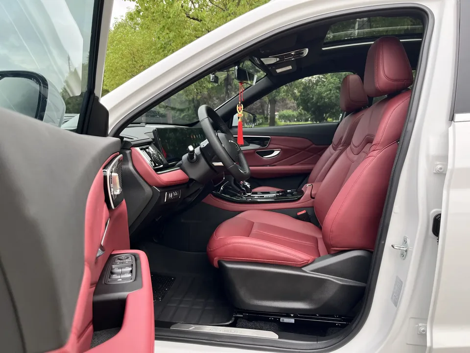 Jetour Jietu X70 PLUS Jietu X70 PLUS 2026 Champion Edition 1.5T 6DCT Comfort 2026 — thumbnail 4