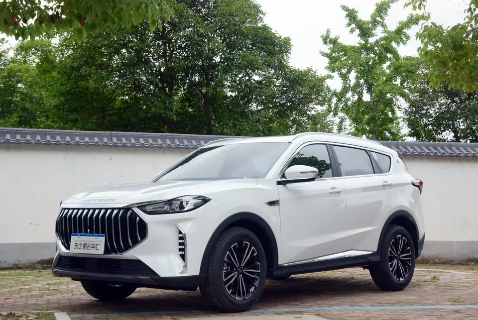Jetour Jietu X70 PLUS Jietu X70 PLUS 2026 Champion Edition 1.5T 6DCT Comfort 2026 — photo 1, buy with delivery to Moscow
