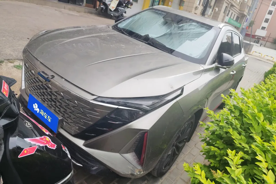 Oshan Changan Auchan Z6 Changan Auchan Z6 2023 Blue Whale 1.5T DCT Intelligent Leading Type 2023 — photo 1, buy with delivery to Moscow