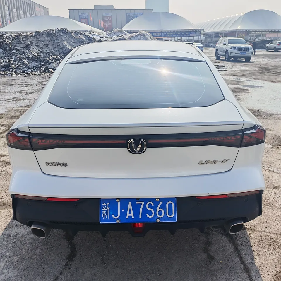 Changan UNI-V Changan UNI-V 2023 1.5T Premium 2023 — миниатюра 2