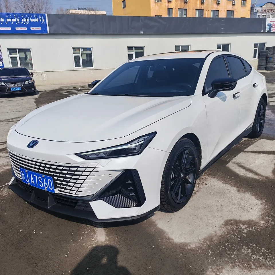 Changan UNI-V Changan UNI-V 2023 1.5T Premium 2023 — фото 1, купить с доставкой в Москву