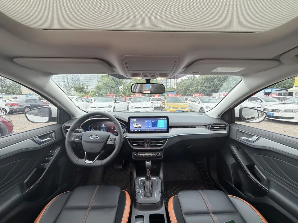 Ford Focus fox 2022 Hatchback EcoBoost 180 Automatic Racing Edition 2023 — thumbnail 3