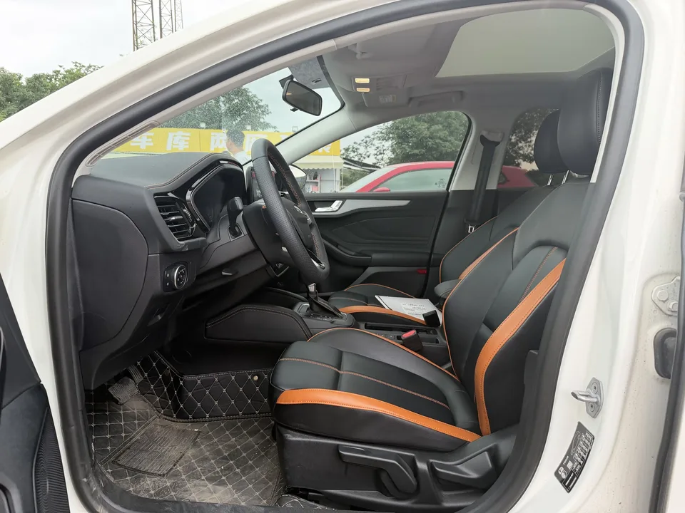 Ford Focus fox 2022 Hatchback EcoBoost 180 Automatic Racing Edition 2023 — thumbnail 4