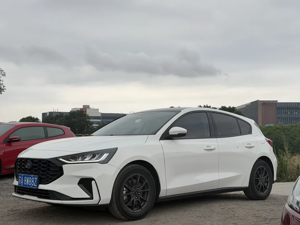 Ford Focus fox 2022 Hatchback EcoBoost 180 Automatic Racing Edition 2023 — photo 1, buy with delivery to Moscow