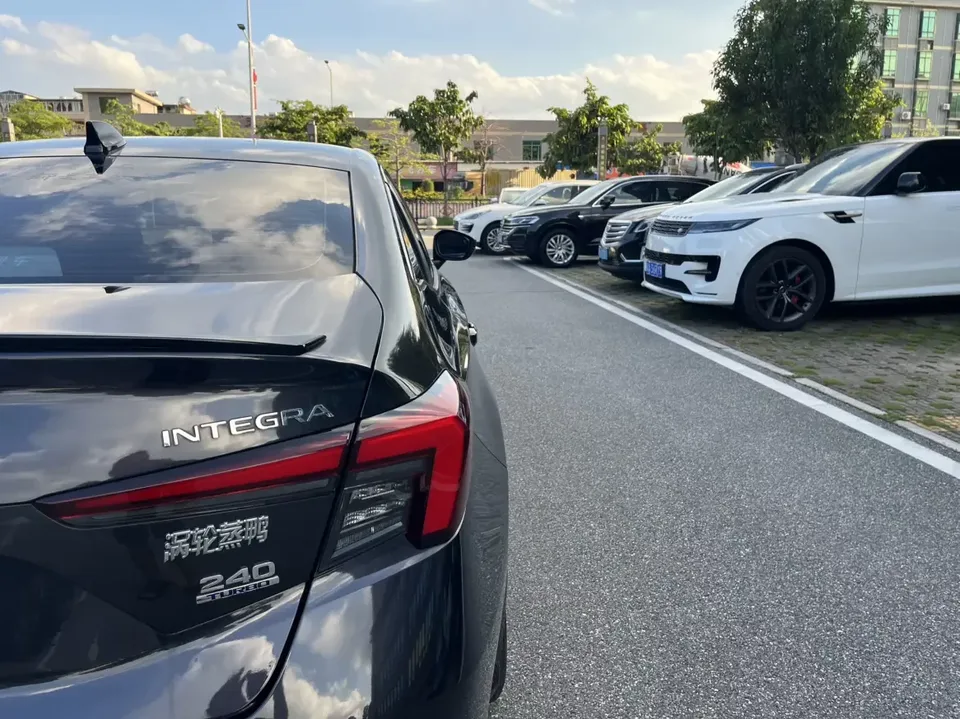 Honda Integra Style 2023 240TURBO CVT Deluxe Edition 2024 — thumbnail 3