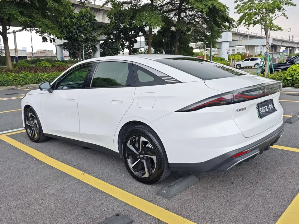 Geely Galaxy L6 Galaxy L6 2024 Longteng version 1.5T DHT 60km PLUS 2024 — thumbnail 2