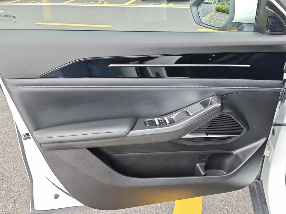 Geely Galaxy L6 Galaxy L6 2024 Longteng version 1.5T DHT 60km PLUS 2024 — thumbnail 4
