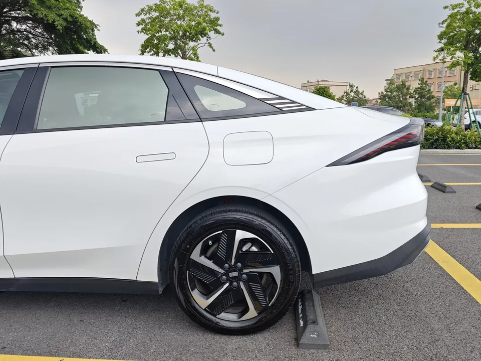 Geely Galaxy L6 Galaxy L6 2024 Longteng version 1.5T DHT 60km PLUS 2024 — thumbnail 5